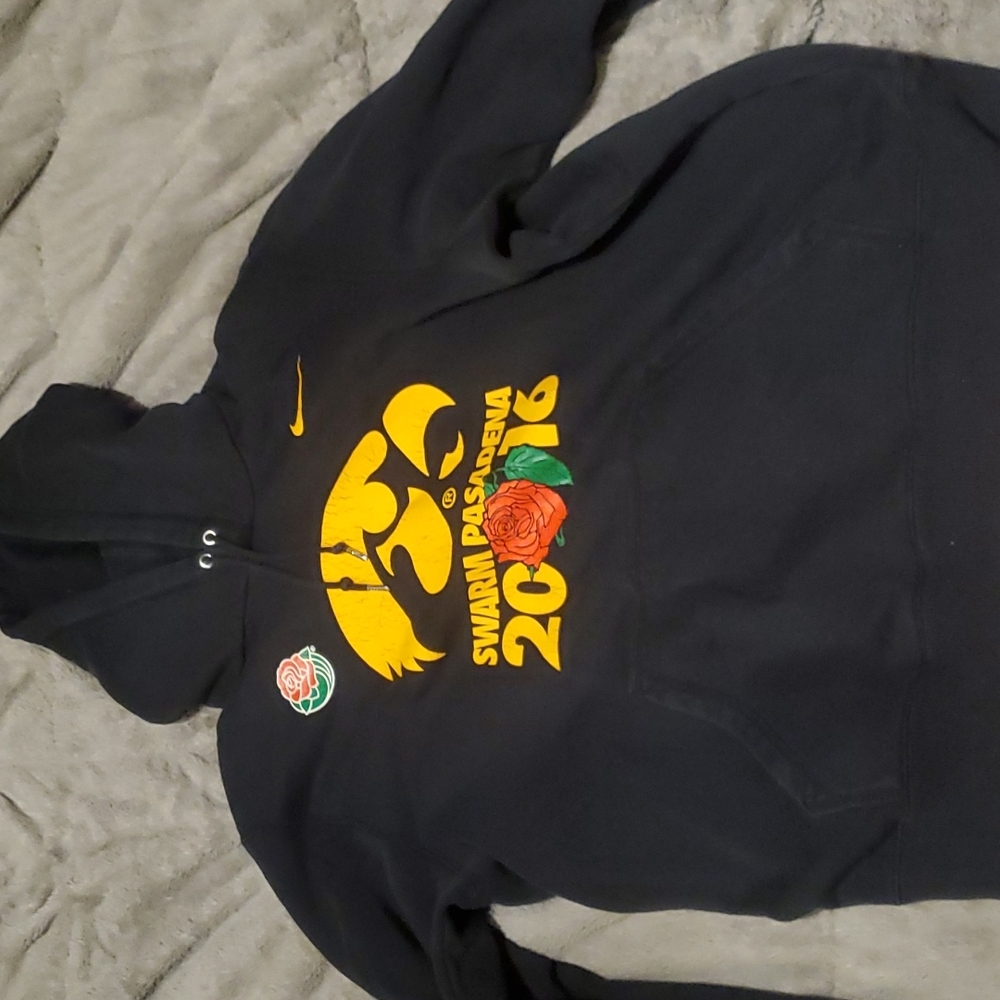 2016 university of Iowa rosebowl hoddie.